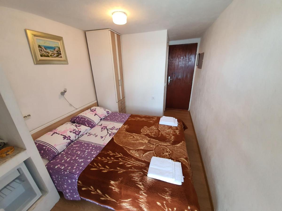 Apartment And Rooms Lucica Komiža Exterior foto